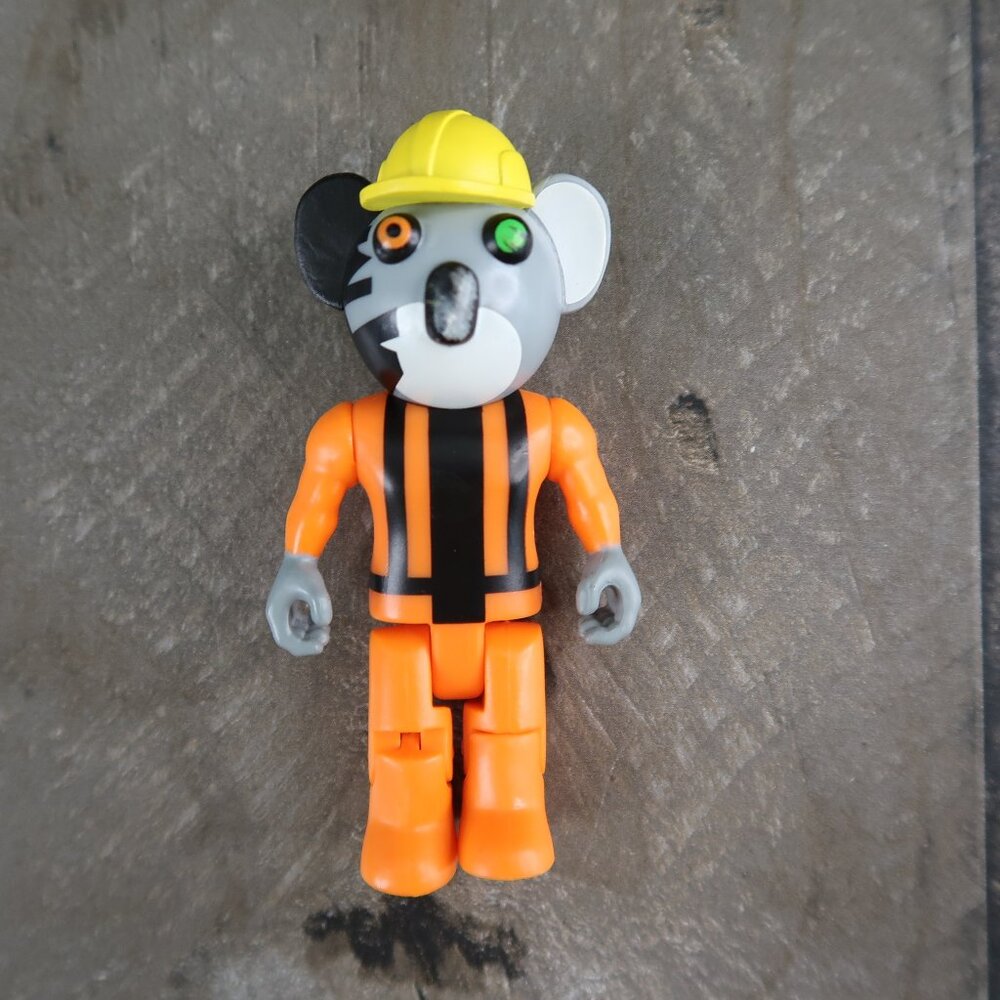 PIGGY – Kolie Action Figure 3.25" Buildable Toy, Series 3 Yellow Hardhat